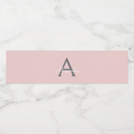 Blush Pink Grau Modernes Script Girly Monogram Nam Wasserflaschenetikett (Einzelnes Label)