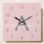 Blush Pink Grau Script Monogram Girly Name Quadratische Wanduhr<br><div class="desc">Pinselpinke und graue Skriptmonogrammnamensuhr. Das macht den perfekten 16 Geburtstag,  Hochzeit,  Brautparty,  Jubiläum,  Babydusche oder Junggeselinnen-Abschied Geschenk für jemanden,  der Lieben glamourösen Luxus und schicke Stile.</div>