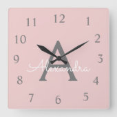 Blush Pink Grau Script Monogram Girly Name Quadratische Wanduhr (Vorderseite)