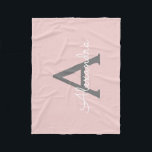 Blush Pink Gray Girly Monogram Name Modern Fleecedecke<br><div class="desc">Rosa und graue Monogramm Name Fleece Blanket. Das macht den perfekten 16 Geburtstag,  Hochzeit,  Brautparty,  Jubiläum,  Babydusche oder Junggeselinnen-Abschied Geschenk für jemanden,  der Lieben glamourösen Luxus und schicke Stile.</div>