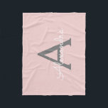Blush Pink Gray Girly Monogram Name Modern Fleecedecke<br><div class="desc">Rosa und graue Monogramm Name Fleece Blanket. Das macht den perfekten 16 Geburtstag,  Hochzeit,  Brautparty,  Jubiläum,  Babydusche oder Junggeselinnen-Abschied Geschenk für jemanden,  der Lieben glamourösen Luxus und schicke Stile.</div>