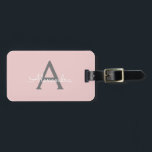 Blush Pink Gray Girly Script Monogram Name Modern Gepäckanhänger<br><div class="desc">Blush Pink und Gray Monogram Fügen Sie Ihre eigene Name Script Gepäcktasche Tag Die Tasche Tag macht den perfekten süßen 16 Geburtstag,  Hochzeit,  Brautparty,  Babydusche oder Junggeselinnen-Abschied Geschenk für jemanden,  der ihr Zimmer im Stil dekoriert.</div>