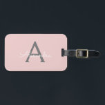 Blush Pink Gray Girly Script Monogram Name Modern Gepäckanhänger<br><div class="desc">Blush Pink und Gray Monogram Fügen Sie Ihre eigene Name Script Gepäcktasche Tag Die Tasche Tag macht den perfekten süßen 16 Geburtstag,  Hochzeit,  Brautparty,  Babydusche oder Junggeselinnen-Abschied Geschenk für jemanden,  der ihr Zimmer im Stil dekoriert.</div>