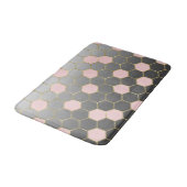 Blush Pink Gray & Gold Hexagon Modernes Glam Badematte (Schrägansicht)