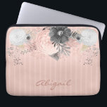 Blush Pink Individuelle Name Laptopschutzhülle<br><div class="desc">Girly weiße Blüte und Jahrtausende rosa Schriftzeichen Typografie.</div>