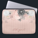 Blush Pink Individuelle Name Laptopschutzhülle<br><div class="desc">Girly weiße Blüte und Jahrtausende rosa Schriftzeichen Typografie.</div>