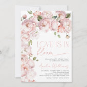 Blush Pink Liebe ist in Blütenflora Brautparty Einladung (Vorderseite)