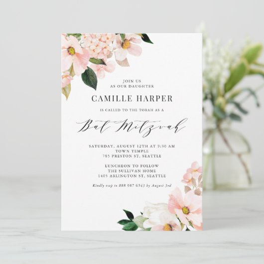 Blush Pink Magnolia und Hydrangea Bat Mitzvah Einladung (Stehend Vorderseite)