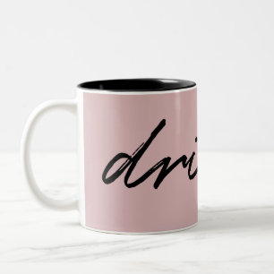 Blush Pink Minimalistisches Script "drink" Funny Zweifarbige Tasse