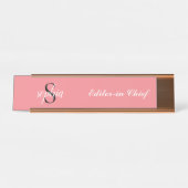 Blush Pink Moderne elegante Monogram Name Script Schreibtischnamensplakette (Vorderseite )