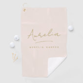 Blush Pink Moderne Gold Script Monogram Signature Golfhandtuch (Insitu)