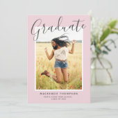 Blush Pink Moderne kalligraphische Graduierungspar Einladung (Stehend Vorderseite)