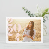 Blush Pink Moderne Klasse 2024 Foto Abschluss Einladung (Stehend Vorderseite)