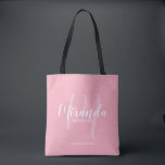 Blush Pink Modernes Drehbuch Personalisierte Bride Tasche<br><div class="desc">Fügen Sie Ihrer Hochzeit eine persönliche Touch mit personalisierten Brautmeistern Geschenktüte hinzu. Diese Tasche ist mit dem personalisierten Namen der Brautjungfrau in der modernen Schrift-Schriftart-Stil und Monogramm in hellrosa modernen Drehbuch-Schriftart-Stil als Hintergrund mit Titel und Hochzeitdatum in weiß modernen sans serif Schriftart Stil auf rot rosa Hintergrund. Auch perfekt für...</div>