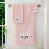 Blush Pink Modernes Script Name Girl Monogram Badhandtuch Set