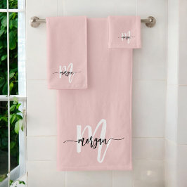 Blush Pink Modernes Script Name Girl Monogram Badhandtuch Set