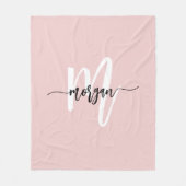 Blush Pink Modernes Script Name Girl Monogram Fleecedecke (Vorderseite)