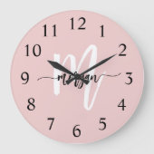 Blush Pink Modernes Script Name Girl Monogram Große Wanduhr (Vorderseite)