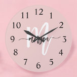 Blush Pink Modernes Script Name Girl Monogram Große Wanduhr<br><div class="desc">Mit der Blush Pink Modern Script Girly Monogram Name Large Clock behalte man die Zeitspur stilvoll. Dieses elegante Uhrwerk besticht durch einen sanften, rosafarbenen Hintergrund und ein personalisiertes Monogramm in einem modernen Script-Schriftart. Die großen, leicht lesbaren Zahlen und die schlanken Hände sorgen dafür, dass Sie die Zeit immer auf einen...</div>