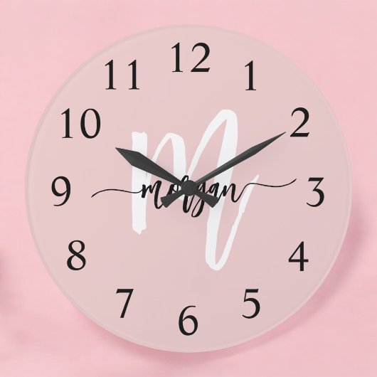 Blush Pink Modernes Script Name Girl Monogram Große Wanduhr