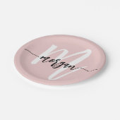 Blush Pink Modernes Script Name Girl Monogram Pappteller (Schrägansicht)