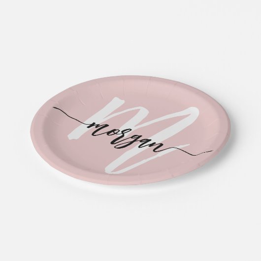 Blush Pink Modernes Script Name Girl Monogram Pappteller (Schrägansicht)