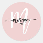 Blush Pink Modernes Script Name Girl Monogram Runder Aufkleber (Vorderseite)