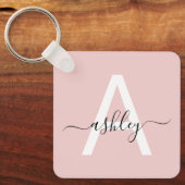 Blush Pink Modernes Script Name Girl Monogram Schlüsselanhänger (Vorderseite)