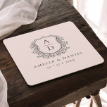 Blush Pink Monogram Wedding Floral Wappen Elegant Rechteckiger Pappuntersetzer<br><div class="desc">Mit unserem Blush Pink Monogram Wedding Floral Wappen Elegant Square Paper Untersetzer fühlen Sie sich wie zu Hause. Dieses sanfte, romantische Design besticht durch ein zartes, blumengeschmücktes Wappen und ein personalisiertes Monogramm auf hübschem, rötlich-rosa Hintergrund. Es ist perfekt für Cocktailstunde, Abendtische oder die Bar - überall wo man eine elegante...</div>