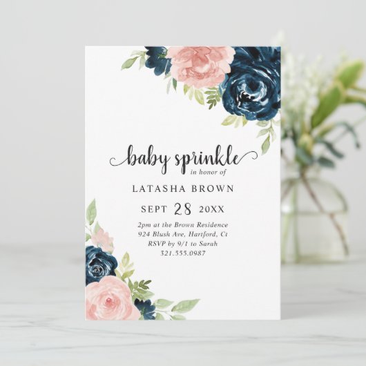 Blush Pink Navy Blue Floral Girl Baby Sprinkle Einladung (Stehend Vorderseite)