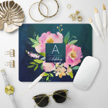 BLUSH PINK & NAVY Floral Bouquet Monogramm Mousepad<br><div class="desc">BLUSH PINK & NAVY Floral Bouquet Monogram Mouse Pad - Ein hübsches Geschenk, das sicherlich geschätzt wird. Dieses schicke Mauspad-Design zeichnet sich durch einen Aquarell-Hintergrund aus herrlichem Marineblau und Türkis aus, über dem ein wunderschöner rosa und rot-rosa Blumenstrauß mit Aquarellfarben und Blumen sitzt, überlagert mit einem Textkasten in konform marinistisch/türkisfarbener...</div>