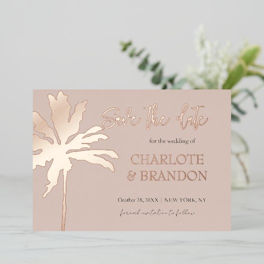 Blush Pink Palm Tree Beach Hochzeit Save the Date Folieneinladung (Stehend vorne)