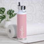 Blush Pink Personalisiert Wedding Bridesmaid Trinkflasche<br><div class="desc">Geben Sie Ihrer Hochzeitsjury oder Ihrer Trauzeugin diese trendige,  vakuumgekühlte Wasserflasche,  die ihren Namen in weißem,  stilisiertem Schriftbild auf einem rot-rosa Farbhintergrund trägt,  der zu Ihrem Hochzeitsfarbenschema passt. Stellen Sie die Flasche nach Belieben durch Bearbeiten und Ersetzen des Namens durch Ihren eigenen Namen ein. Wählen Sie Ihre Wasserflasche.</div>