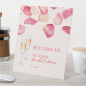 Blush Pink Petals & Prosecco Brautparty Willkommen Sockelschild (In Situ)
