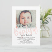 Blush Pink Pinselstrich Pinselstrich Foto Taufe Einladung (Stehend Vorderseite)