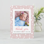 Blush Pink Polka Dots Geburtsankündigung Vielen Da Ankündigung (Stehend Vorderseite)