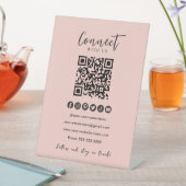 Blush Pink QR Code Verbindung mit unseren Social M Sockelschild (In Situ)