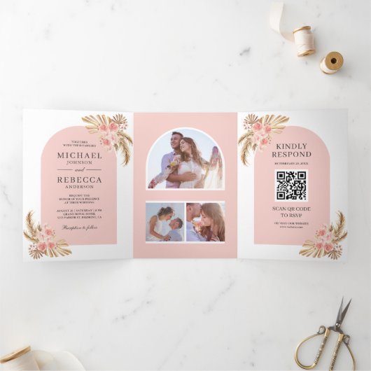 Blush Pink Roses Boho Pampas Arch QR Code Hochzeit Dreifach Gefaltete Einladung (Innenseite)