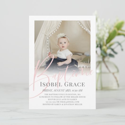 Blush Pink Script Foto Baptême Einladung (Stehend Vorderseite)