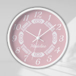 Blush Pink Script Monogram Girlaname Uhr<br><div class="desc">Diese niedliche und gürtelige Uhr weist ein abstraktes wirbelvolles Muster aus einem flüssigen Kunstwerk auf, das ich mit einem rot-rosa Hintergrund mit leicht lesbaren Zahlen in Weiß erstellt habe. Dieses moderne Design bietet auch einen Platz, wo Sie Ihren Mädchennamen hinzufügen können. Das perfekte pinkfarbene, skurrile Design für Ihr kleines Zimmer...</div>