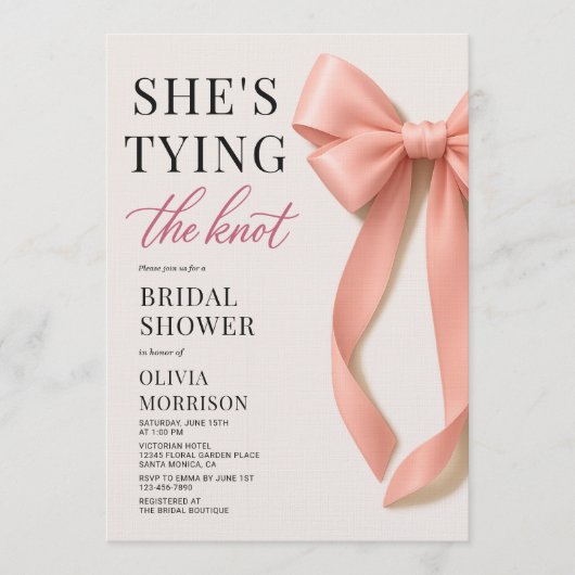 Blush Pink She's Tying The Knot Bow Bridal Shower Einladung (Vorderseite)