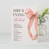 Blush Pink She's Tying The Knot Bow Bridal Shower Einladung (Stehend Vorderseite)