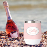 Blush Pink Stilistischer Name der Brautjungfrau<br><div class="desc">Gönnen Sie Ihrer Hochzeitsjury dieses trendige und personalisierte Edelstahl-Weinhändler mit ihrem Namen in einem stilisierten Drehbuch in einem weißen, ovalen Design. Hintergrundfarbe und Skript ist eine rot-rosa Farbe. Ideal auch für einen Junggeselinnen-Abschied! Personalisieren Sie Ihren Weinwäscher, indem Sie den Namen der Brauerei mit dem gewünschten Namen bearbeiten und ersetzen. Erhältlich...</div>