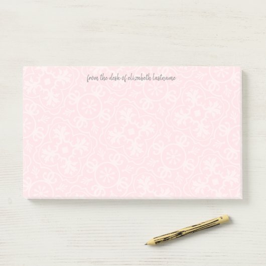 Blush Pink Tile Muster mit grauem Skriptnamen Post-it Klebezettel (Auf Schreibtisch)