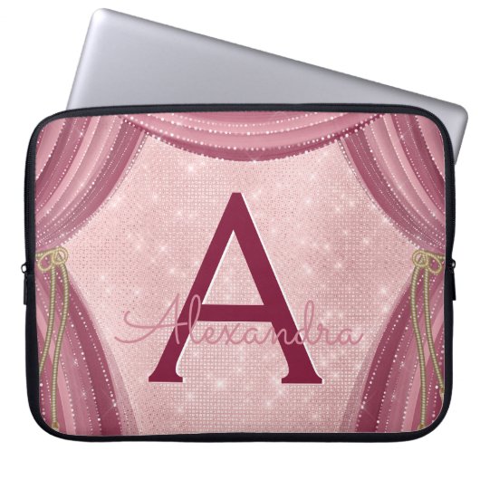 Blush Pink und Burgund Vorhänge Monogramm Name Laptopschutzhülle (Vorderseite)
