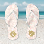 Blush Pink und Gold Monogram Badesandalen<br><div class="desc">Maßgeschneiderte,  bedruckte Flop-Sandalen mit einem stilvollen,  modernen griechischen Schlüsselmuster und einem eigenen Monogramm oder einem anderen Text in einem Kreisrahmen. Klicken Sie auf Anpassen,  um Schriftart und Farben zu ändern oder eigene Bilder hinzuzufügen,  um ein einzigartiges Design zu erstellen!</div>