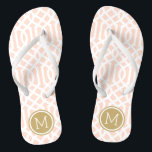 Blush Pink und Gold Trellis Monogram Badesandalen<br><div class="desc">Maßgeschneiderte,  bedruckte Flop-Sandalen mit einem stilvollen,  modernen Trellis-Muster und einem eigenen Monogramm oder einem anderen Text in einem Kreisrahmen. Klicken Sie auf Anpassen,  um Schriftart und Farben zu ändern oder eigene Bilder hinzuzufügen,  um ein einzigartiges Design zu erstellen!</div>