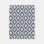 Blush Pink und Navy Diamond Ikat Muster Fleecedecke (Vorderseite)
