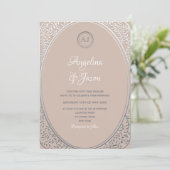 Blush Pink und Silver Monogram Wedite Einladung (Stehend Vorderseite)