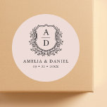Blush Pink Wappen Moderne Monogram Wedding Runder Aufkleber<br><div class="desc">Fügen Sie Ihrer Hochzeit eine sanfte, elegante Touch mit dem Blush Pink Wappen Modern Monogram Wedding Classic Round Sticker hinzu. Der Aufkleber mit sanftem, rosafarbenem Hintergrund, einem zarten Wappen-Design und einem personalisierten Monogramm eignet sich hervorragend für Ihre Hochzeitsfeiern, Lieblinge oder Dekoration. Der romantische und moderne Stil macht es zu einer...</div>